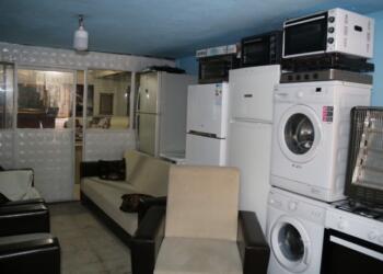 Faturalar için ev eşyalarını satıyorlar 