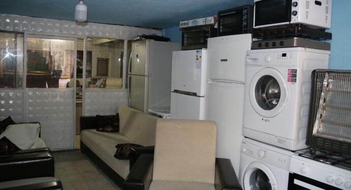 Faturalar için ev eşyalarını satıyorlar 