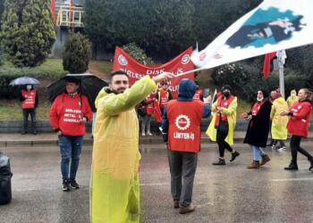 Farplas işçileri 17 gündür direniyor: DİSK eylemi ziyaret etti