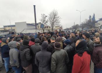 Antep’te bulunan Gür Tekstil işçileri iş bıraktı
