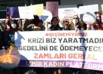 Kadınlar ‘geçinemiyoruz’ dedi zamlı faturaları tencerede yaktı