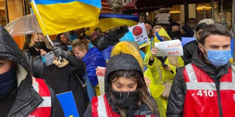 Ukraynalılar konsolosluk önünde Rusya’yı protesto etti