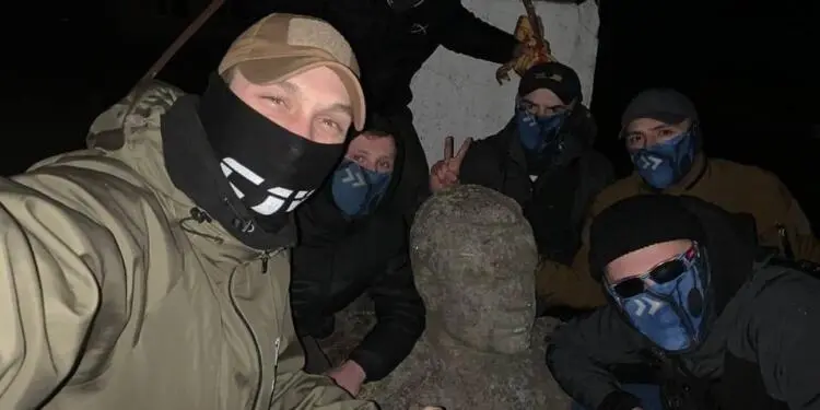 Neo-Naziler Nikolay Fyodoroviç Vatutin’in heykelini yıktı