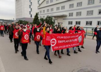 Farplas işçileri fabrika önünde: Asla teslim olmayacağız