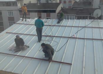 Zor koşullarda çalışan çatı işçileri