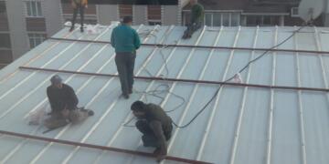 Zor koşullarda çalışan çatı işçileri