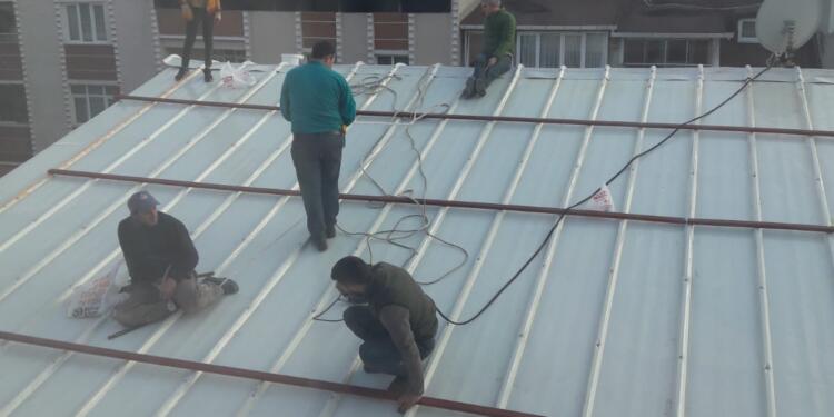 Zor koşullarda çalışan çatı işçileri