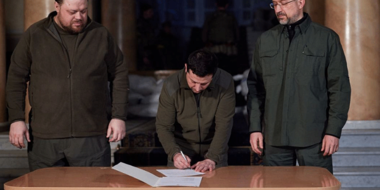 Zelenskiy, AB’ye katılım için başvuruyu imzaladı