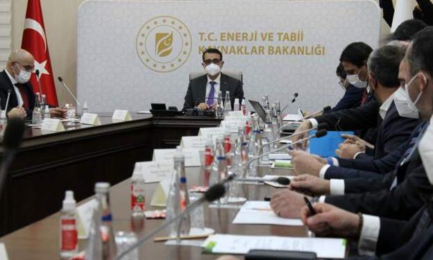 Enerji Bakanlığı’nın enerji şirketleriyle yaptığı toplantıda elektrikler kesildi