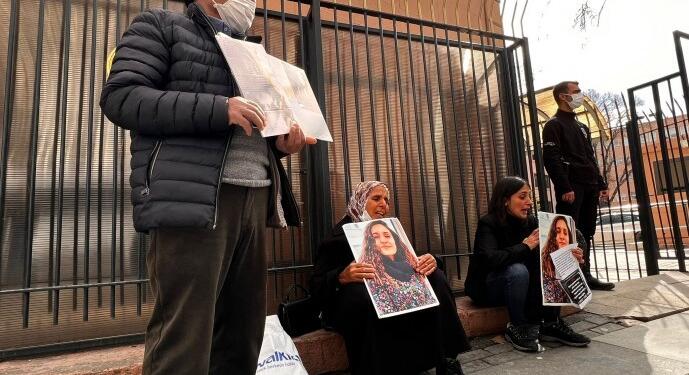 Bakan Bozdağ ile görüşmek isteyen Doku ailesine engel: Kapıya zincir vuruldu