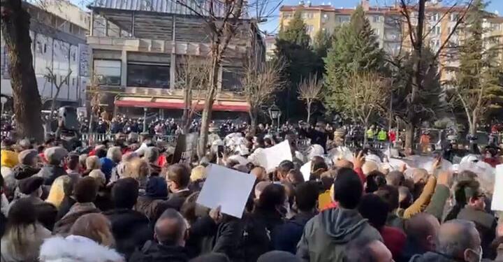 Eskişehir’de elektrik protestosuna polis saldırdı