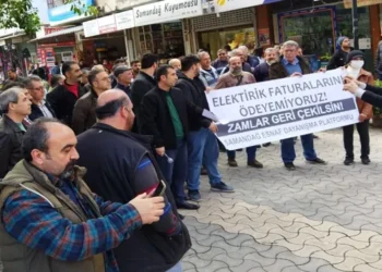 Hatay’da esnaf fatura yakarak zamları protesto etti