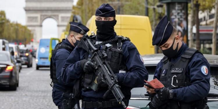 Paris’te bıçaklı saldırı iddiası: Bir kişi öldü