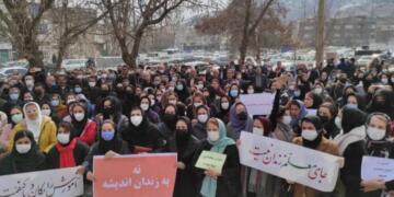 İran’ın 100 şehrinde öğretmenler hak talebiyle sokaklarda