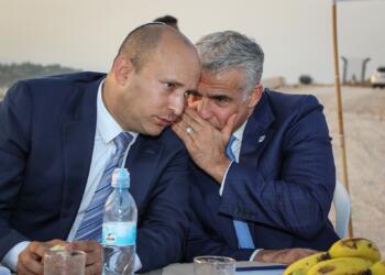 Knesset Member Yair Lapid and Education Minister Naftali Bennett during an event inaugurating a new monument in memory of Emannuel Morano, in the Netiv Avot neighborhood in Gush Etzion, on July 23, 2017. The previous monument was taken down by order of the Supreme Court for being built on illegal land. Photo by Gershon Elinson/Flash90 *** Local Caption *** áùëåðú ðúéá äàáåú áâåù òöéåï ù15 áúéí áâõ äåøä ìäøåñ ðçðëä äàðãøèä äçãùä òì ùí òîðåàì îåøðå ìàçø ùäàðãøèä ä÷åãîú ðäøñä áäåøàú áãõ áè÷ñ äùúúôå éàéø ìôéã  áï ãäï øàù äîåòöä ùìîä ðàîï áðè åàáéå ùì òîðåàì îåøðå éçã ðèòå òõ .éàéø ìôéã îúçá÷ òí ùîåàì îåøðå àçéå ùì òîðåàì