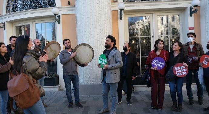 Sanatçılar anadil için İstiklal Caddesi’nde