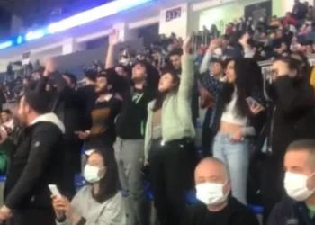 Anadolu Efes tribünlerinde Migros için eylem