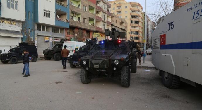 Dicle Elektrik temsilciliği önünde özel harekât polisi