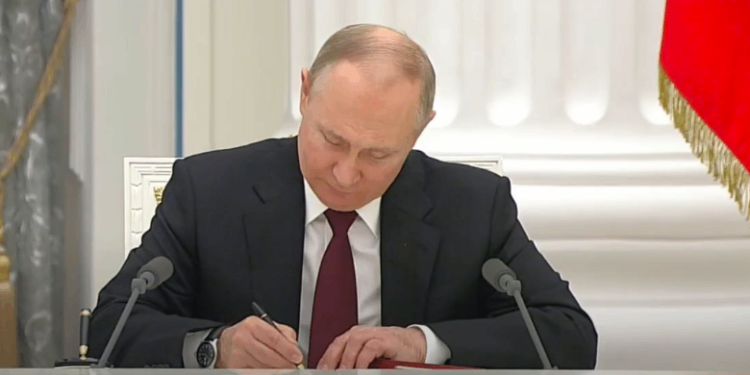 Putin Donetsk ve Lugansk’ın bağımsızlık kararnamesini imzaladı