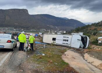 Akkuyu Nükleer Santrali şantiyesine işçi taşıyan servis devrildi: 2’si ağır 40 işçi yaralı