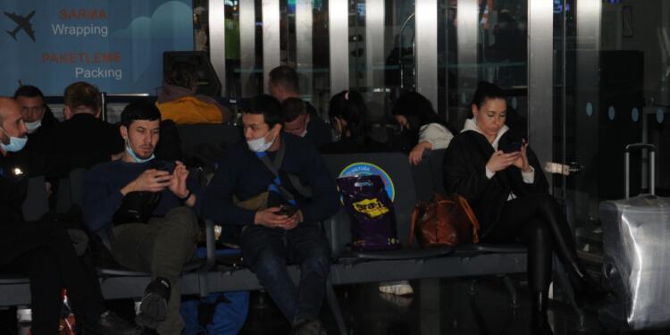 Ukrayna ile uçuşlar iptal edildi, yolcular havaalanında kaldı