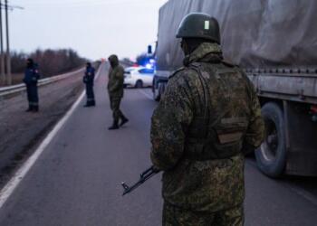 LUGANSK REGION, UKRAINE - FEBRUARY 19, 2022: Soldiers and police officers are seen on a motorway at a bridge where a vehicle with explosives inside has been discovered. The vehicle causing traffic to jam for several kilometres. Police bomb experts removed the vehicle from the bridge and detonated the explosives. As tension escalated in east Ukraine on 18 February, 2022, the leaders of the Lugansk People's Republic and the Donetsk People's Republic announced a mass evacuation of civilians to Russia. On 19 February 2022, the two republics announced general mobilisation. Alexander Reka/TASS

Óêðàèíà. Ëóãàíñêàÿ îáëàñòü. Âîåííîñëóæàùèå è ñîòðóäíèêè ïîëèöèè íà òðàññå Ëóãàíñê-Êðàñíîäîí, ãäå íà ìîñòó áûë îáíàðóæåí çàìèíèðîâàííûé àâòîìîáèëü. Â ðåçóëüòàòå íåñêîëüêî ÷àñîâ äâèæåíèå áûëî ïàðàëèçîâàíî è îáðàçîâàëèñü êèëîìåòðîâûå ïðîáêè. Ñàïåðû ÌÂÄ ËÍÐ îòòàùèëè çàìèíèðîâàííûé àâòîìîáèëü è ïðîèçâåëè ïîäðûâ. Äîíåöêàÿ è Ëóãàíñêàÿ ðåñïóáëèêè íà ôîíå îáîñòðåíèÿ ñèòóàöèè îáúÿâèëè 18 ôåâðàëÿ îá îðãàíèçàöèè âûåçäà íàñåëåíèÿ â Ðîññèþ, 19 ôåâðàëÿ â ÄÍÐ è ËÍÐ áûëà îáúÿâëåíà âñåîáùàÿ ìîáèëèçàöèÿ ãðàæäàí. Àëåêñàíäð Ðåêà/ÒÀÑÑ