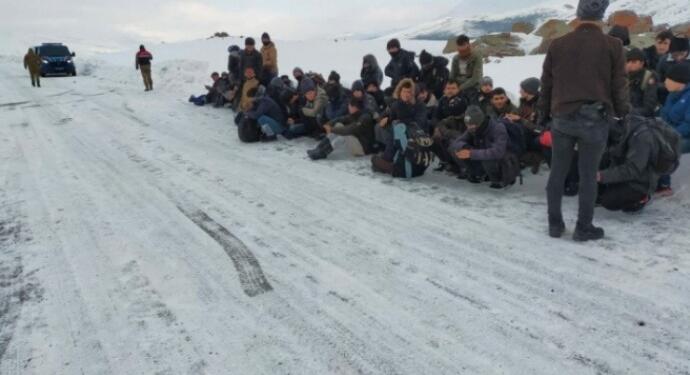 Van’da 2 minibüsten 107 mülteci çıktı