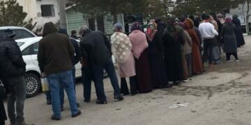 Ucuz gıda için -5 derece soğukta uzun kuyruklar oluştu