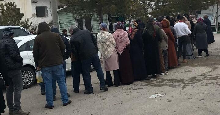 Ucuz gıda için -5 derece soğukta uzun kuyruklar oluştu