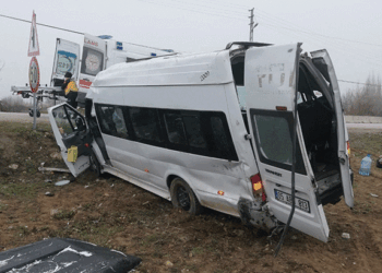 Amasya’da tarım işçilerini taşıyan servis devrildi: 17 yaralı