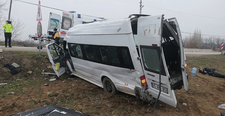 Amasya’da tarım işçilerini taşıyan servis devrildi: 17 yaralı