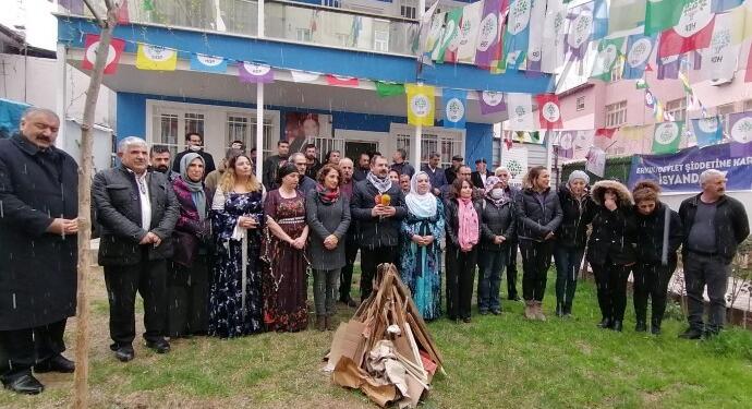 İlk Newroz ateşi Diyarbakır’da yakıldı