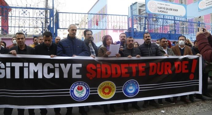 Diyarbakır’da öğretmene şiddet protesto edildi