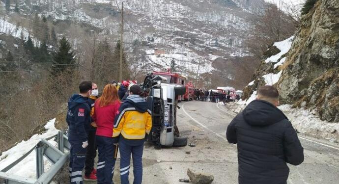 Kamyonetin üzerine kaya düştü: 4 kişi yaşamını yitirdi