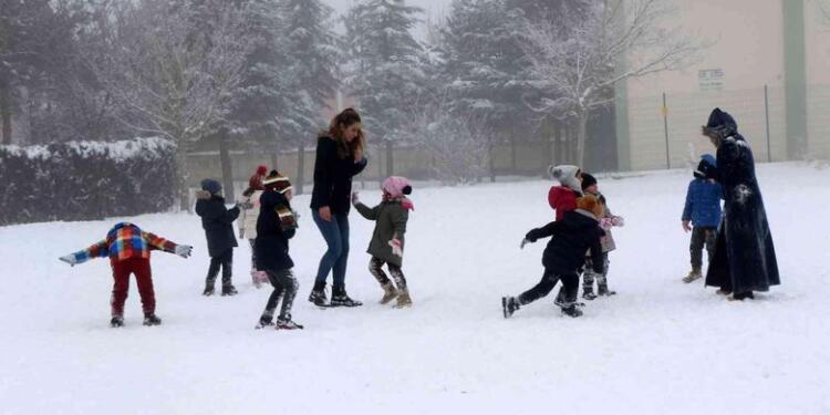 Ege kara teslim: Yollar kapandı, kesintiler yaşandı