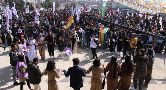 Milyonlar onlarca kentte Newroz alanlarında