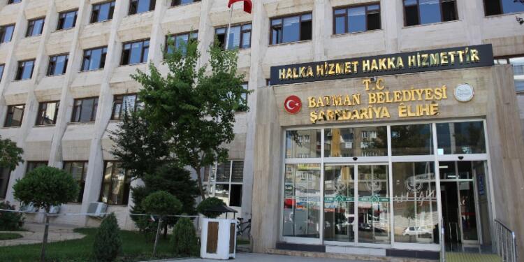 Batman kayyumu, belediyeyi borçlandırmaya devam ediyor