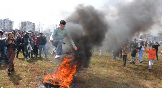 Amed Newrozu: Yüzlerini güneşe döner gibi yakılan Newroz ateşi
