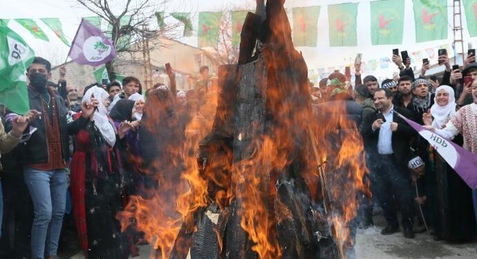 Erciş’te Newroz ateşi yakıldı: Soğuğa rağmen binlerce kişi Newroz alanına aktı