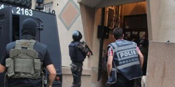 Ev baskınında polis şiddeti: Yurttaşın kafasını kırdılar