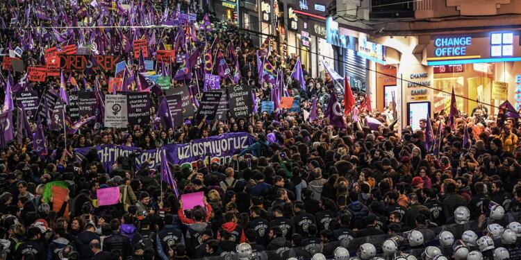 Feminist Gece Yürüyüşü’nü yasakladığını açıklayan İstanbul Valiliği’ne tepki: 19 yıldır yürüdük, 20. yılda da yürüyeceğiz