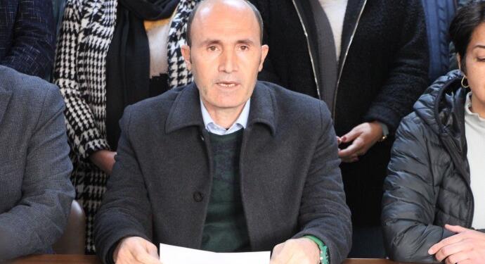 ‘Belediye kaynakları halk yararına kullanılmak yerine yandaşa peşkeş çekiliyor’