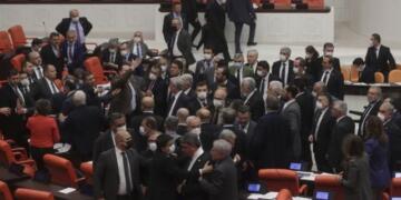 Meclis’te yumruklu kavga: MHP’li vekil CHP’li  Gökçel’e saldırdı