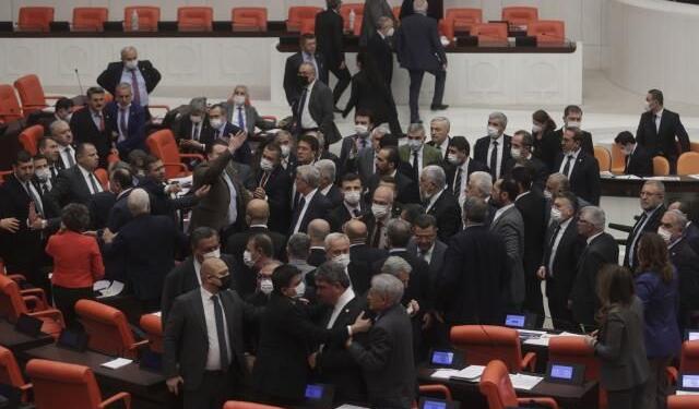 Meclis’te yumruklu kavga: MHP’li vekil CHP’li  Gökçel’e saldırdı