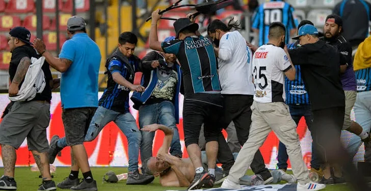 Maç sırasında tribünler savaş alanına döndü: 17 ölü