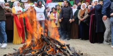 Ege kentlerinde binler Newroz alanlarına aktı