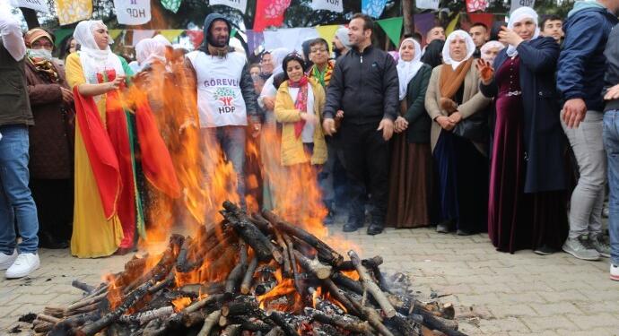Ege kentlerinde binler Newroz alanlarına aktı