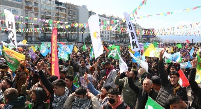 İzmir’de onbinler Newroz ateşini Gündoğdu Meydan’ında yaktı
