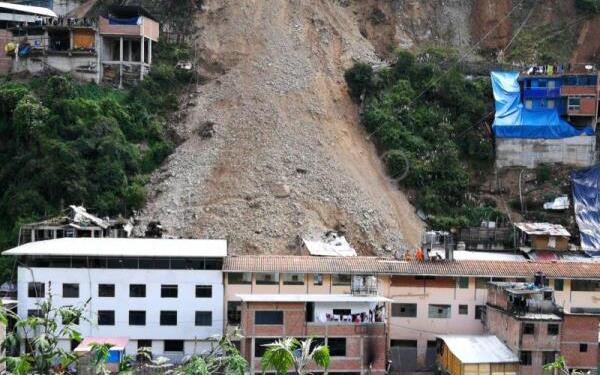 Heyelan çok sayıda evi toprak altına bıraktı