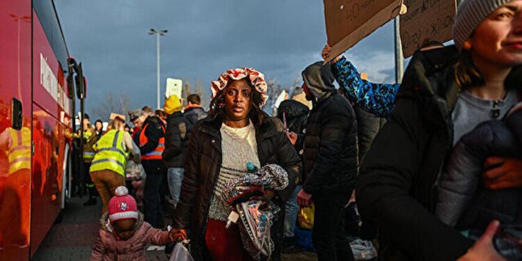 Afrikalı öğrenciler anlatıyor: Ukrayna’da beyaz tenli olmayan sınırı geçemiyor